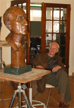 Prof. Baarda in het atelier van beeldhouwster Josine Croin (2003)