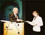 Dr. Jantien Stoter ontvangt de prijs van dr. ir. M. Tienstra
